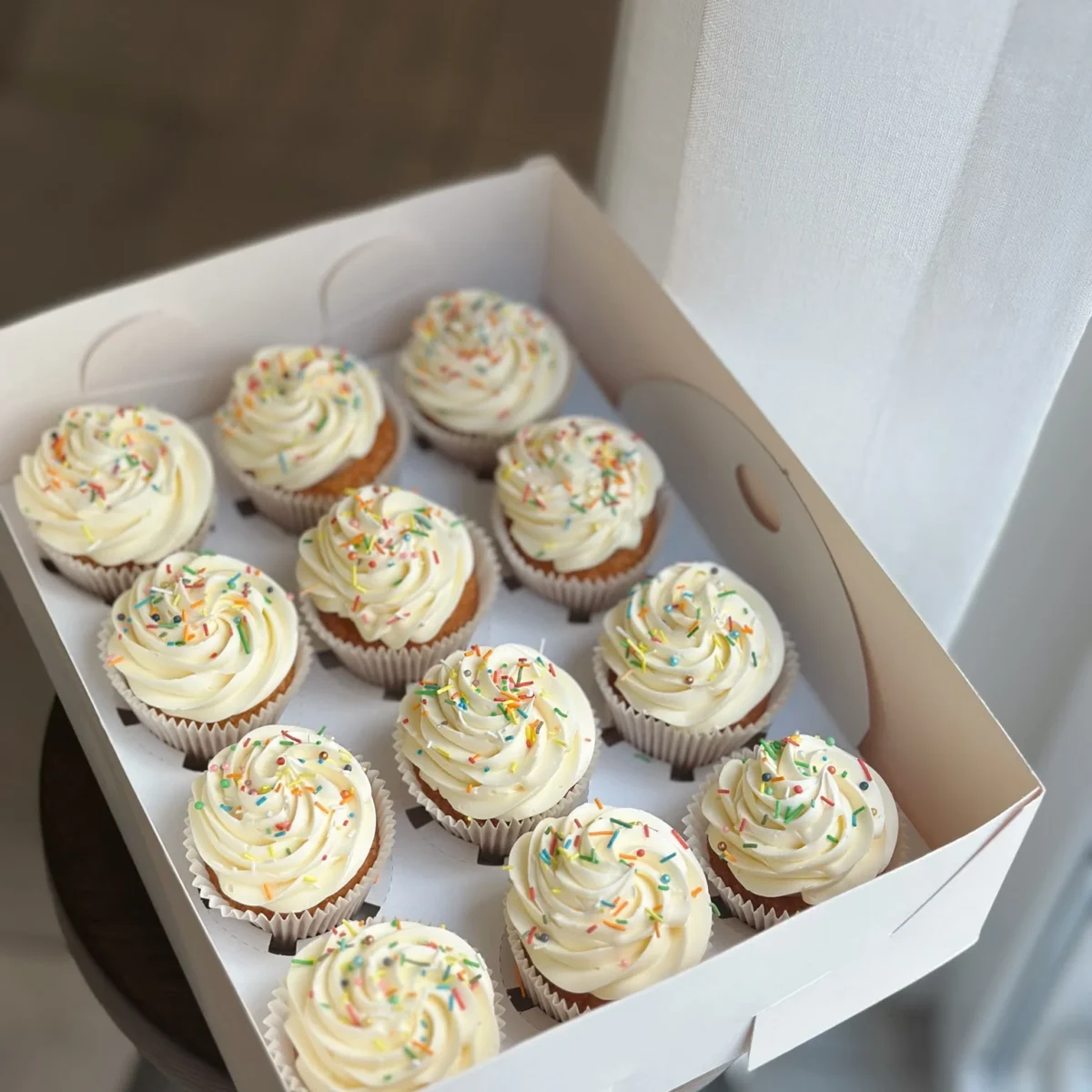 Anasayfa 30 Renkli Konfeti Kremalı 12’li Cupcake